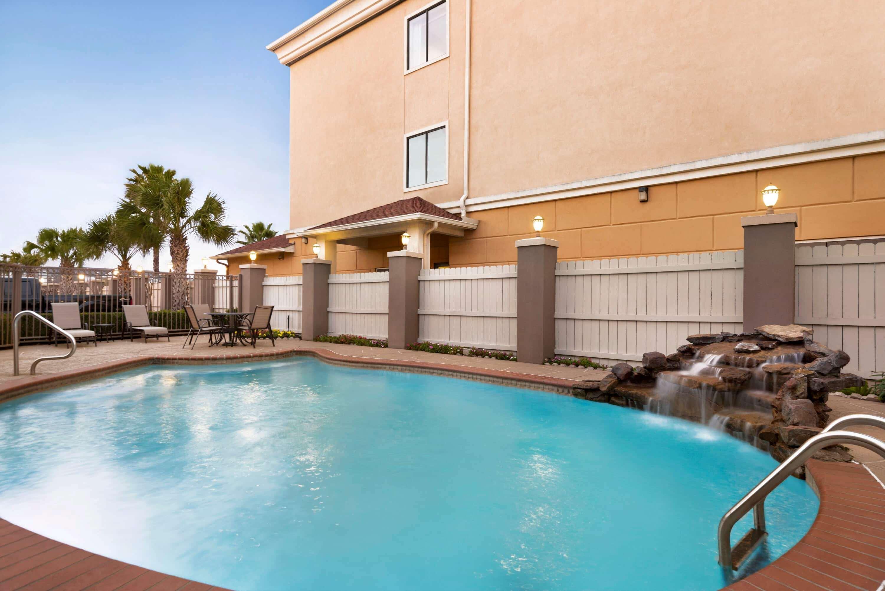 Days Inn & Suites By Wyndham Houston Hobby Airport Exterior photo