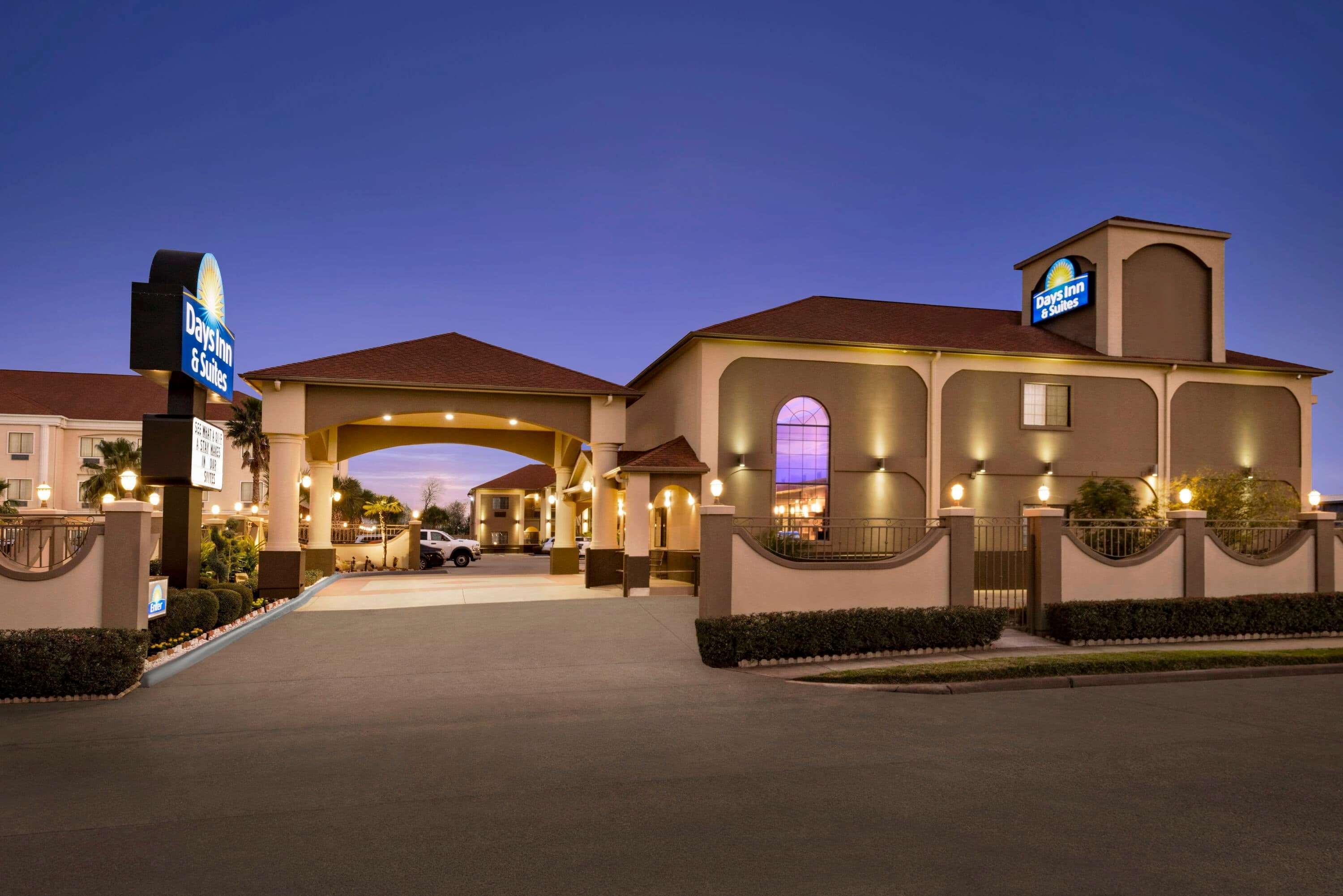 Days Inn & Suites By Wyndham Houston Hobby Airport Exterior photo