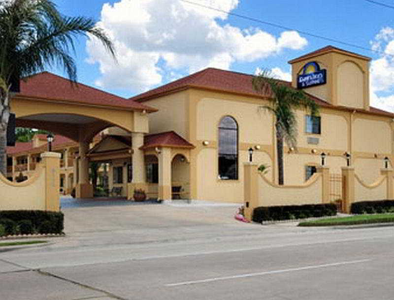 Days Inn & Suites By Wyndham Houston Hobby Airport Exterior photo