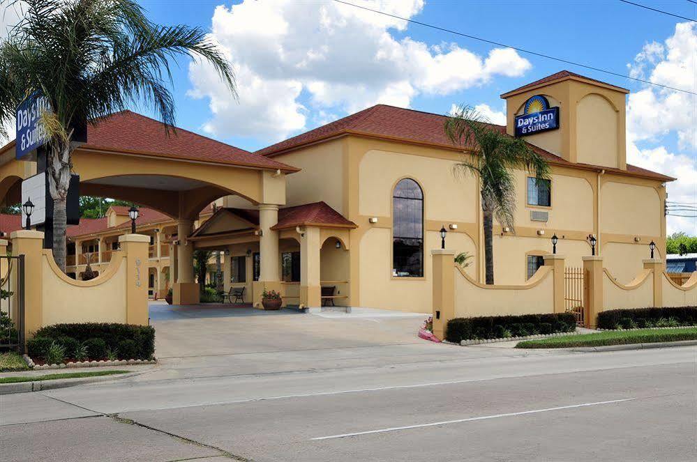 Days Inn & Suites By Wyndham Houston Hobby Airport Exterior photo